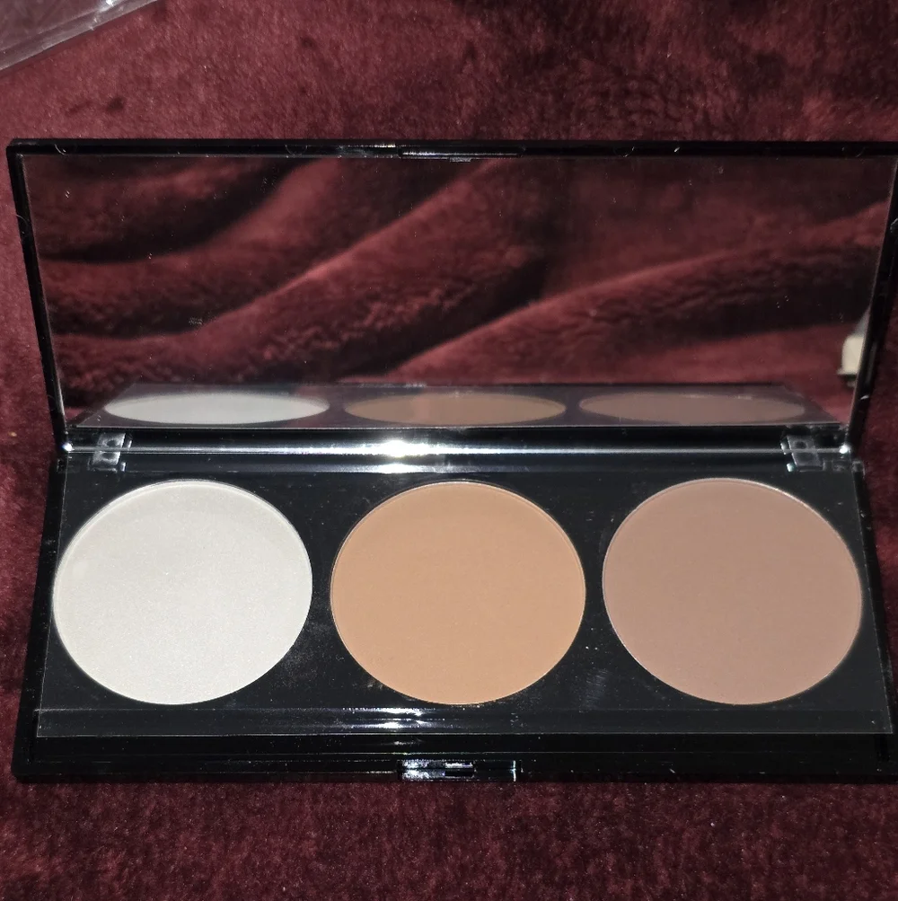 Prolux 3-in-1 Contour, Bronzer and Highlight Kit. NIB